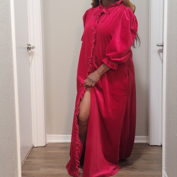 VTG  | Red Velour House Coat W/ Puffy Sleeves - Picture 4 of 11